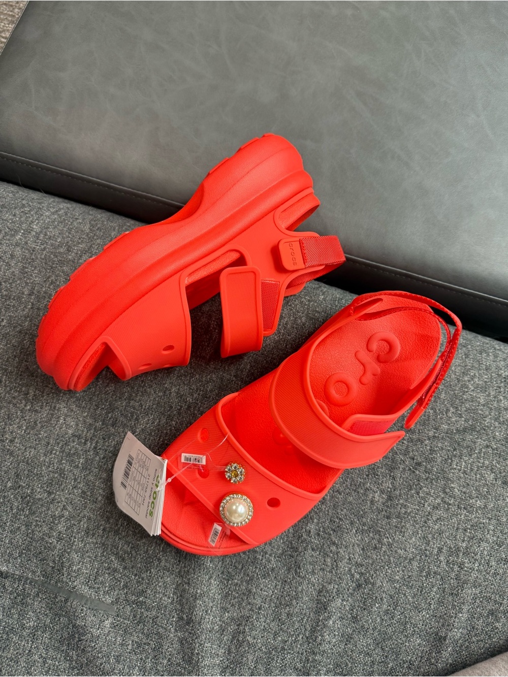 NWT Crocs Y Strap Soho Sandal W7 with 2 FREE JIBBITZ